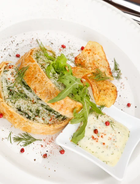Рыбный пирог с соусом и картофельными чипсами — стоковое фото