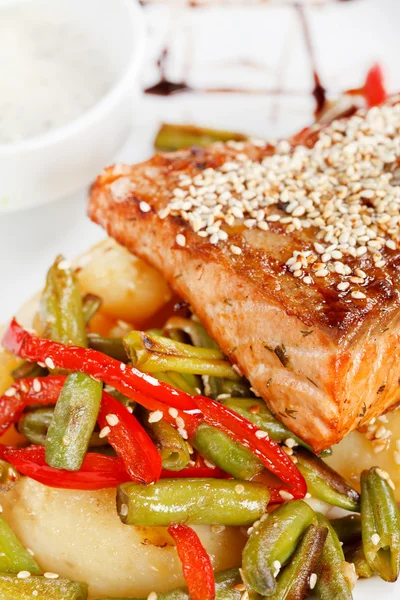 Fisk biff med grönsaker — Stockfoto