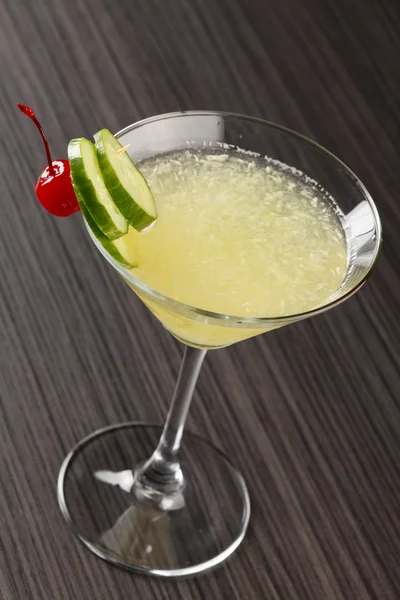 Cocktail with cucumber — Stock Photo, Image