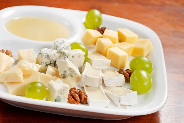 Piatto di formaggio con uva e miele — Foto Stock
