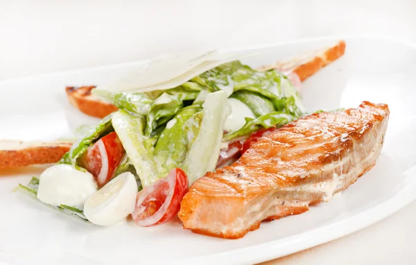 Filete de pescado con verduras —  Fotos de Stock