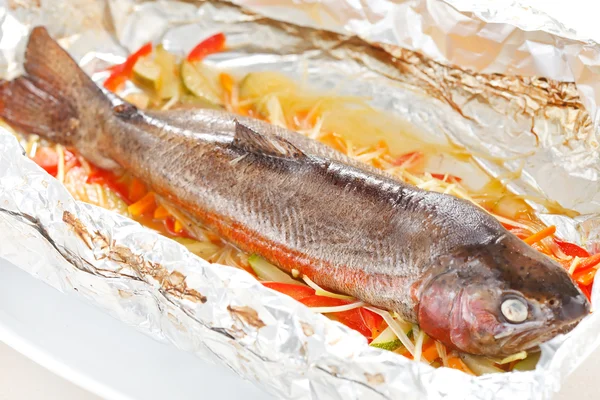 Trout baked with vegetables in the foil — Stock Photo, Image