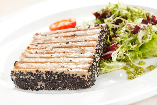 Bife de salmão com salada — Fotografia de Stock