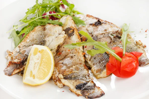 Grilled fish fillet with tomato and lemon — Stock Photo, Image
