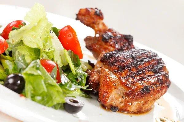 Perna de frango assada com salada — Fotografia de Stock