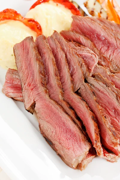 Carne asada con verduras —  Fotos de Stock