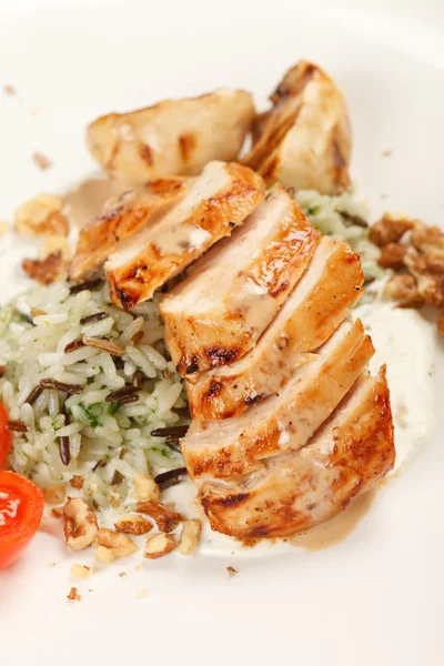 Kycklingfilé med grönsaker och ris — Stockfoto