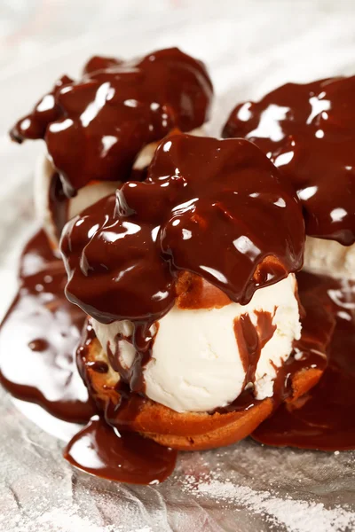 Ice cream met chocolade topping — Stockfoto