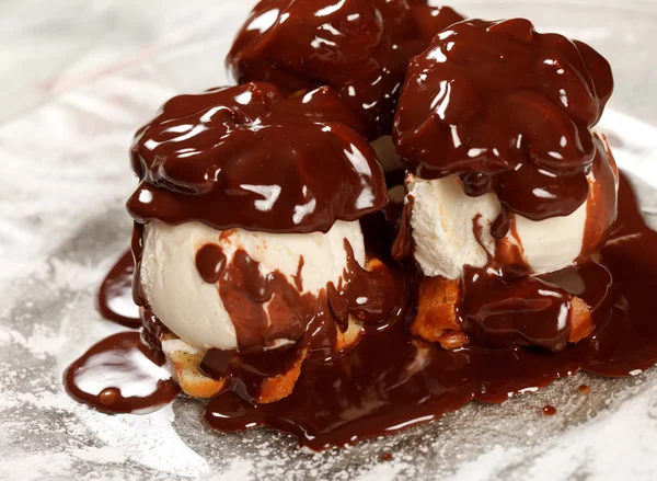Crème glacée avec garniture au chocolat — Photo