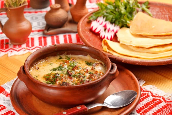 Clatite cu sos (mancare belarusa nationala ) — Fotografie, imagine de stoc