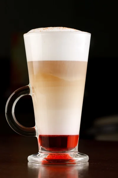 Kaffe latte i ett glas — Stockfoto