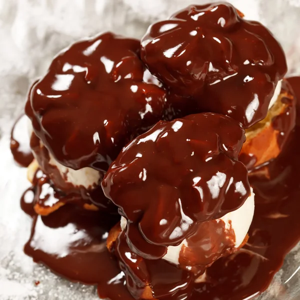 Helado con cobertura de chocolate —  Fotos de Stock
