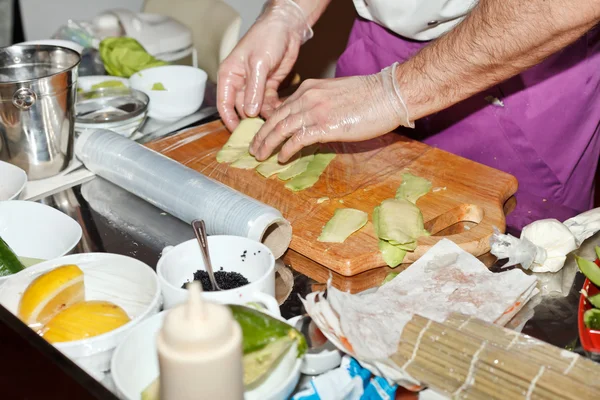 Koch bereitet Sushi in der Küche zu — Stockfoto
