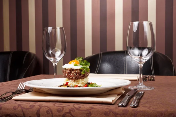 Beef burger with egg and potatoes — Stock Photo, Image