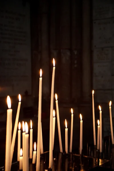 Kaarsen in een kerk — Stockfoto