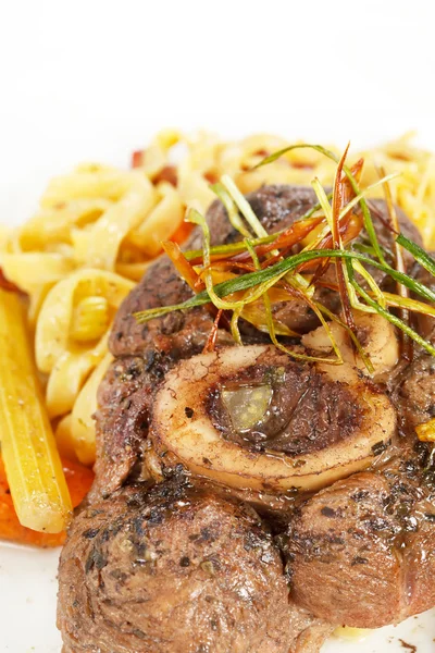 Smakelijke biefstuk met pasta — Stockfoto