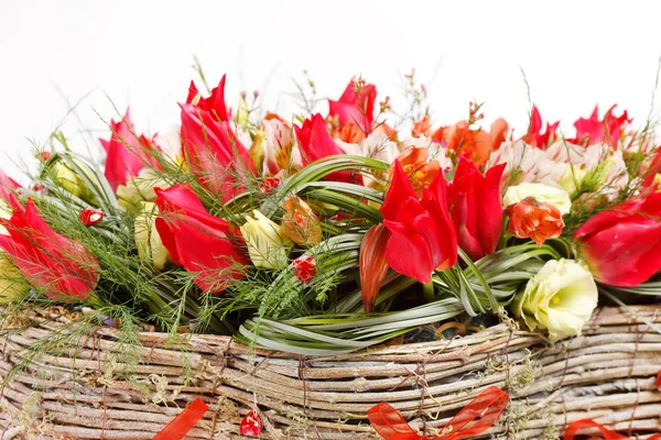 Красиві квіти в кошику — стокове фото