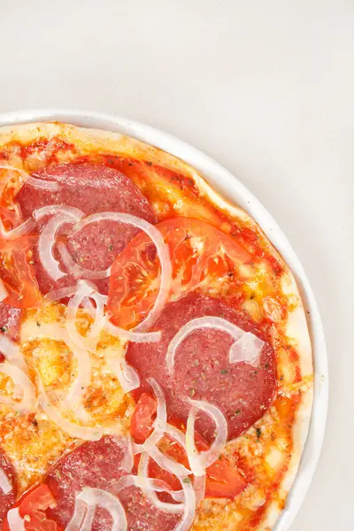 Pizza com salame — Fotografia de Stock