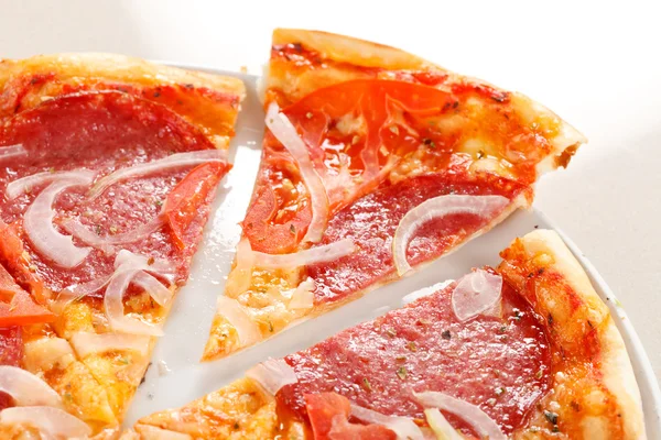 Піца з салямі — стокове фото