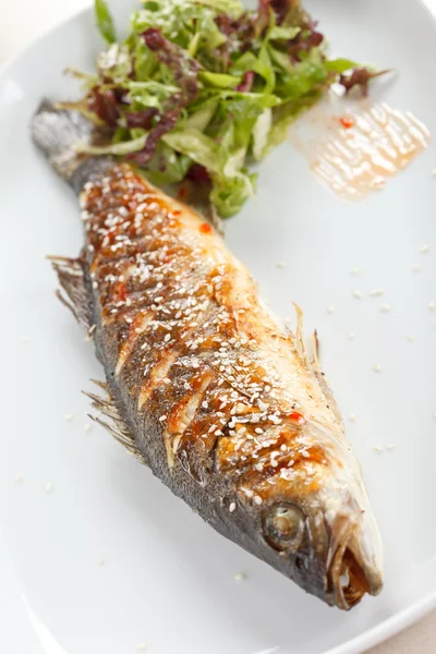 Жареная рыба со свежими травами и лимоном — стоковое фото