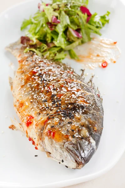 Pește prăjit cu ierburi proaspete și lămâie — Fotografie, imagine de stoc