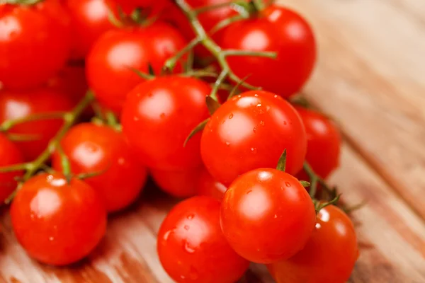 Tomates cherry sobre el fondo de madera —  Fotos de Stock