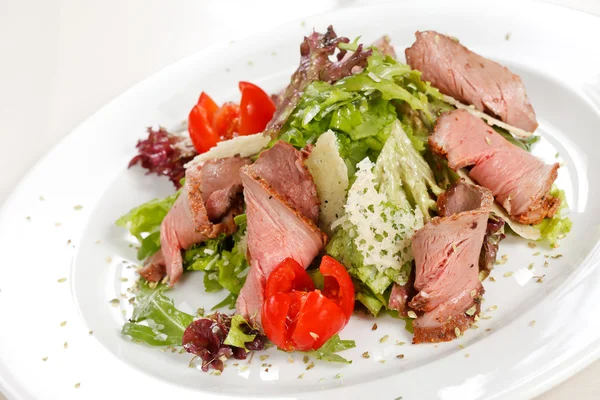 Salade met vlees — Stockfoto