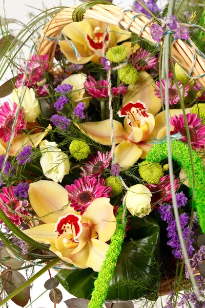 Gyönyörű virágok egy kosárban — Stock Fotó