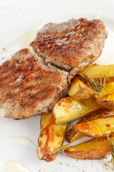 Gegrilde steak met aardappelen — Stockfoto