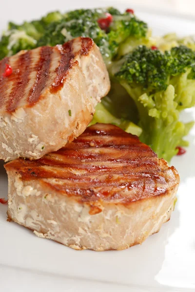 Tuňák steak s brokolicí — Stock fotografie