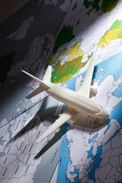 A térképek utasszállító repülőgép — Stock Fotó