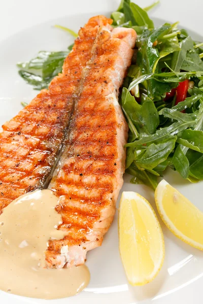 Bistecca di salmone con insalata — Foto Stock