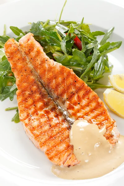 Steak de saumon avec salade — Photo