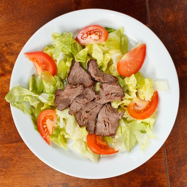 Salata ile sığır eti — Stok fotoğraf
