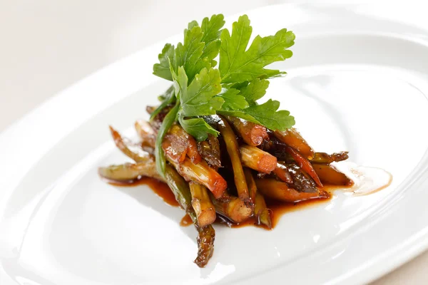 Asparagi verdi con salsa — Foto Stock