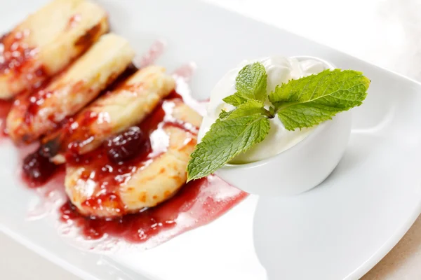 Cheese pancakes with cherry sauce — Stock Photo, Image