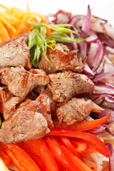 Carne con verdure e tagliatelle — Foto Stock