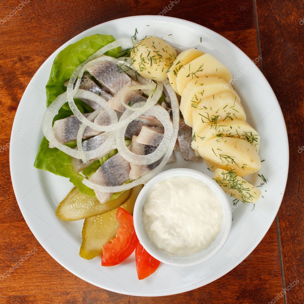 Matjes mit Kartoffeln und mayonnaise — Stockfoto © Shebeko #6981680