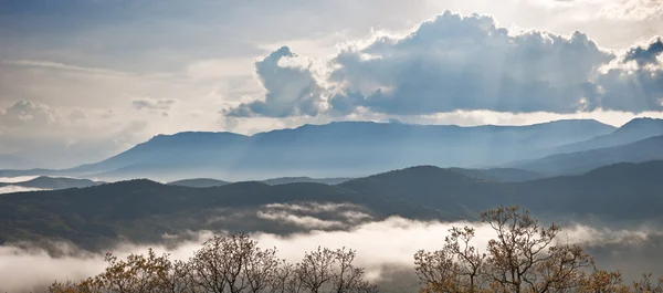 Κριμαίας τοπίο με σύννεφα — Φωτογραφία Αρχείου