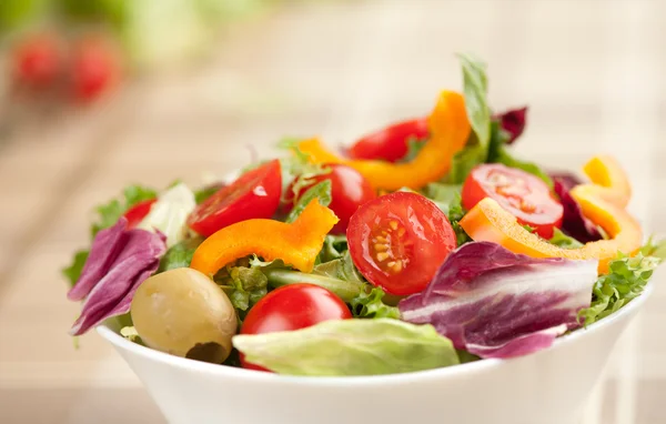 Salada verde em uma tigela branca — Fotografia de Stock