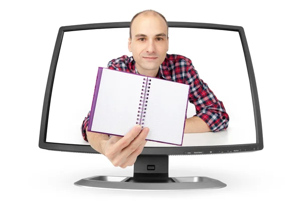 Hombre mostrando bloc de notas a través del monitor —  Fotos de Stock