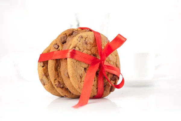 Chocolade koekjes verpakt rood lint — Stockfoto