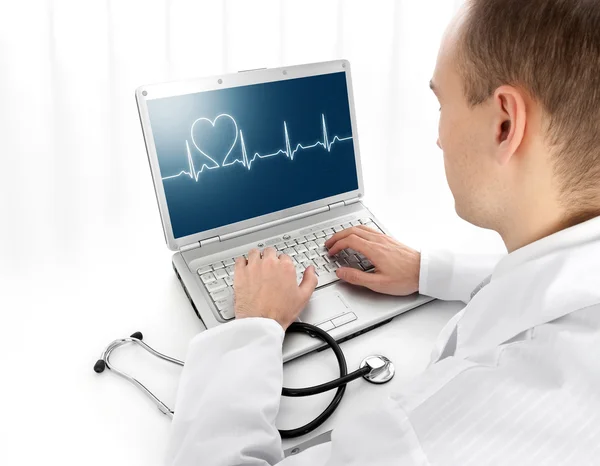 Bakifrån av en ung läkare med laptop — Stockfoto