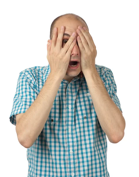 Homem sentindo medo de boca aberta e fechando os olhos com as mãos — Fotografia de Stock