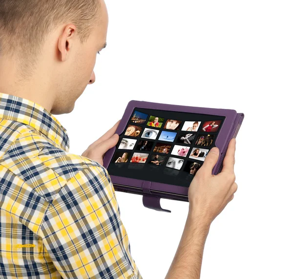 Άνθρωπος που κρατά ένα κενό touchpad pc — Φωτογραφία Αρχείου