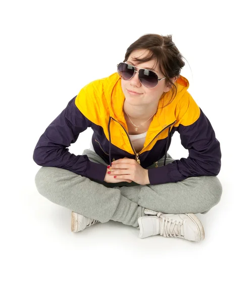 Příležitostná dívka sedící na bílém pozadí — Stock fotografie