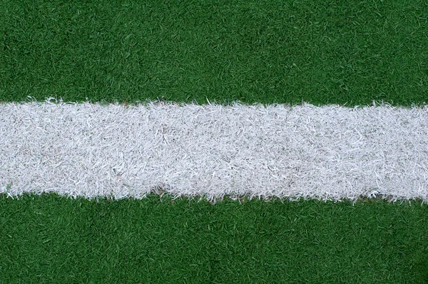 Sportlinien auf einem grünen Rasenspielfeld gemalt — Stockfoto