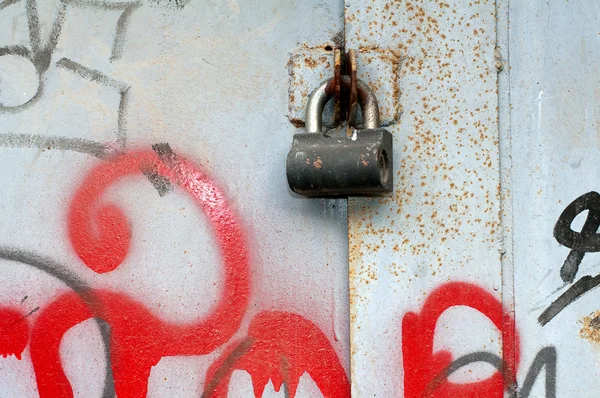 Serratura della porta sul cancello metallico della valvola. Texture, sfondo — Foto Stock