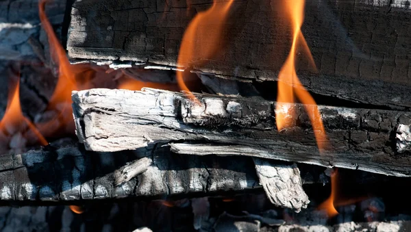 Brinnande trä på grillen — Stockfoto