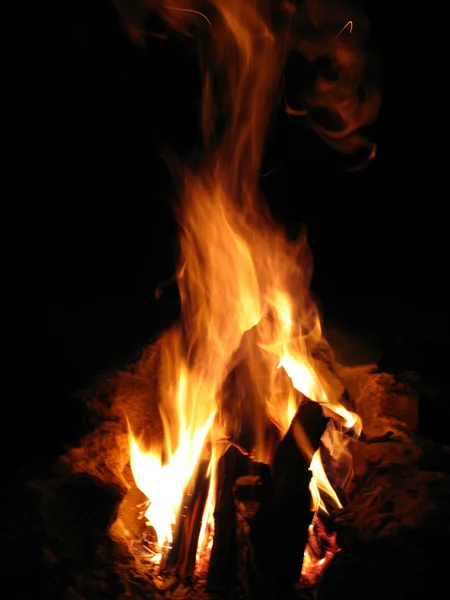 Zbliżenie spalania drewna red fire na czarnym tle — Zdjęcie stockowe